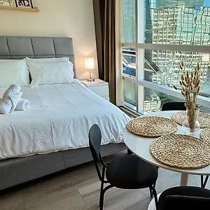 Stunning Skyline Views In A Cozy And Stylish Abode Apartment